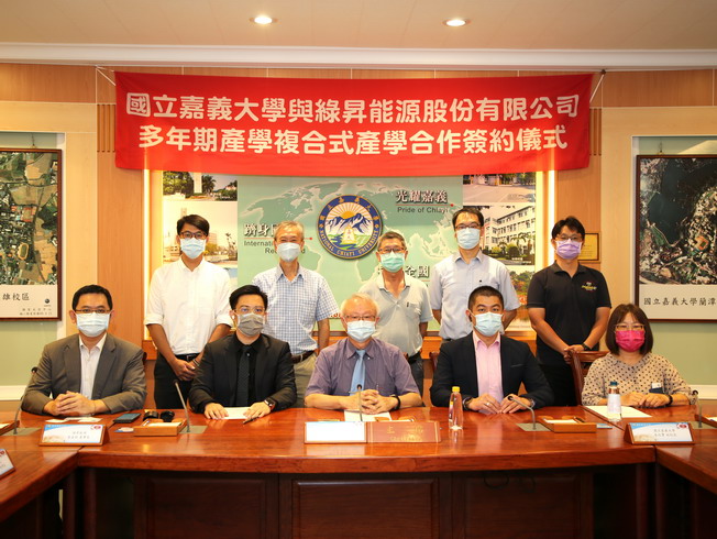 A group photo of NCYU teachers, led by President Chyung Ay (in the middle), and the team of Lusheng Energy Co., Ltd.