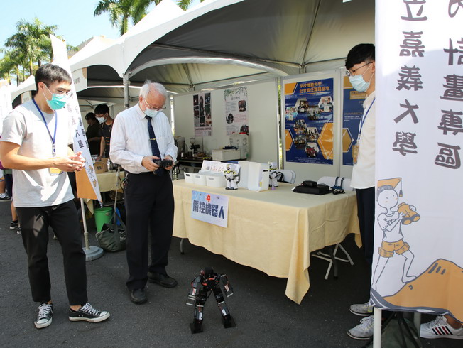 President Chyung Ay experienced the instrument-controlled robot at the exhibition. 
