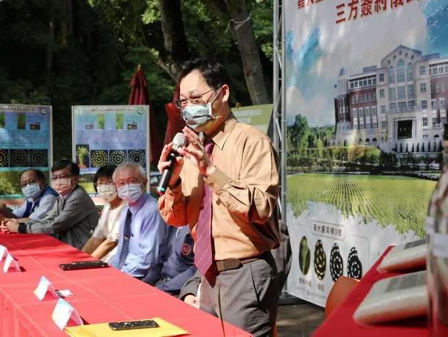 Huang Wen-Lii, Professor of the Department of Agronomy and Dean of General Affairs, NCYU, introduced the characteristics of the three new rice varieties.