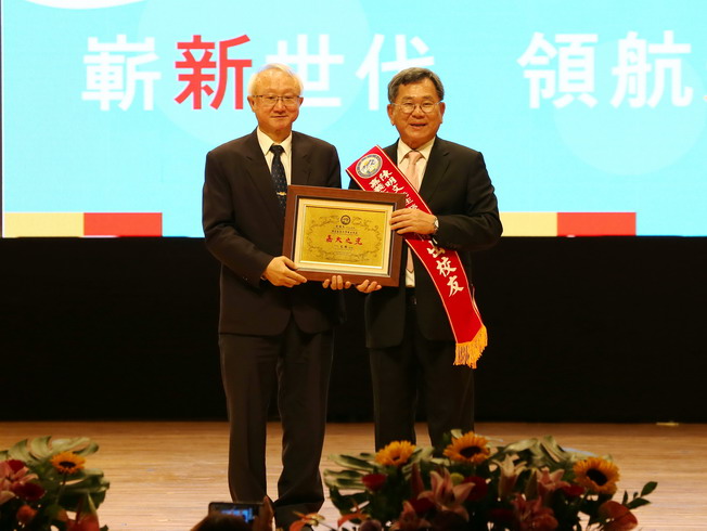 NCYU President Chyung Ay (left) presented the Distinguished Alumni Award 2021 to Legislator Ming-Wen Chen (right). 