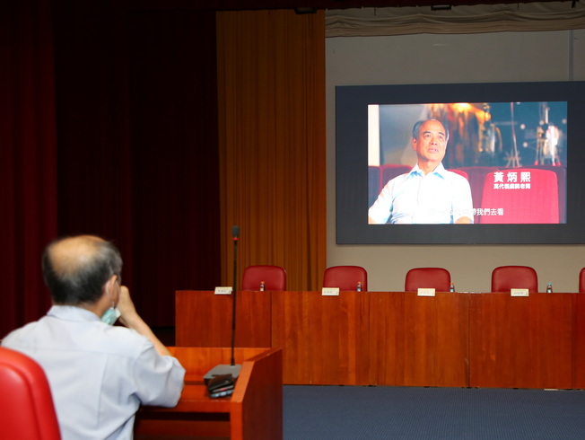 A video introduction on Chairman Huang was played to offer a glimpse for NCYU teachers and students into his affection for the film industry. 