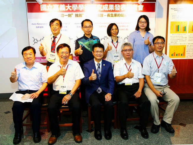 A group photo of NCYU President Han Chien Lin (middle in the front row) and the research team led by Former President Chiou Yi-Yuan