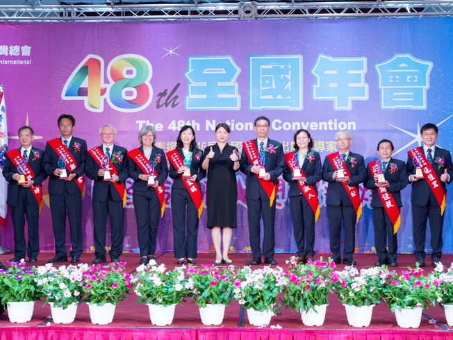 嘉大前校長艾群教授(左3)榮獲第46屆十大傑出農業專家。（照片由主辦單位提供)