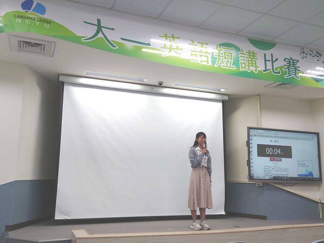 動科系蔡菁華同學榮獲英語短講比賽進階級第一名。（照片由語言中心提供)