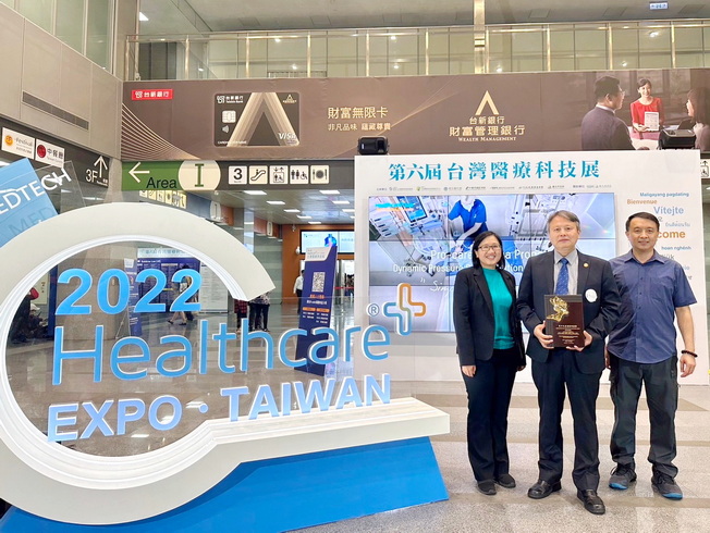 NCYU Vice President Ruey-Shyang Chen, together with Prof. Chen Cheng-Nan (right) and Prof. Hsin-I Chang (left), attended the ceremony of the 19th National Innovation Award at “Healthcare Expo Taiwan,” in its sixth edition. 