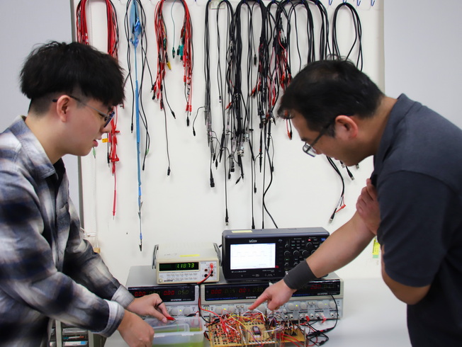 江政達教授指導大學部學生粘峻耀與水生系合作，研發「監測藻類生長狀態的偵測器」。