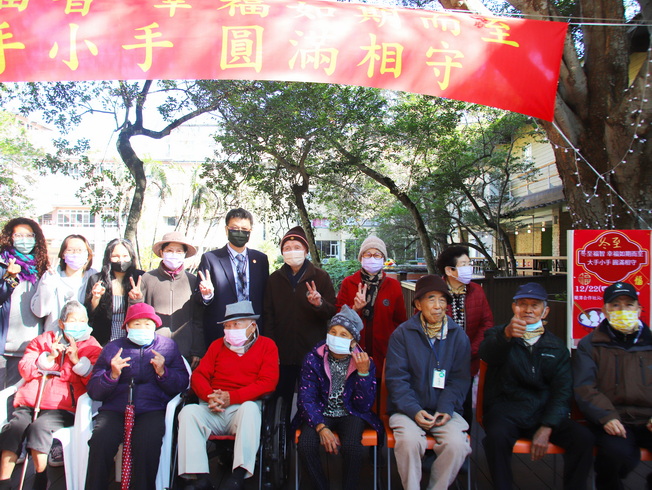 嘉大林翰謙校長帶領外籍學生與福智高齡80歲以上長輩合影。