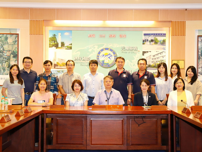 A group photo of NCYU Vice President Ruey-Shyang Chen, the Plant Compound Extraction Technology Team and honored guests from NIMM, Vietnam 