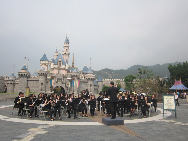 The NCYU Music Department Wind Ensemble performed at Hong Kong Disneyland Resort in 2014.