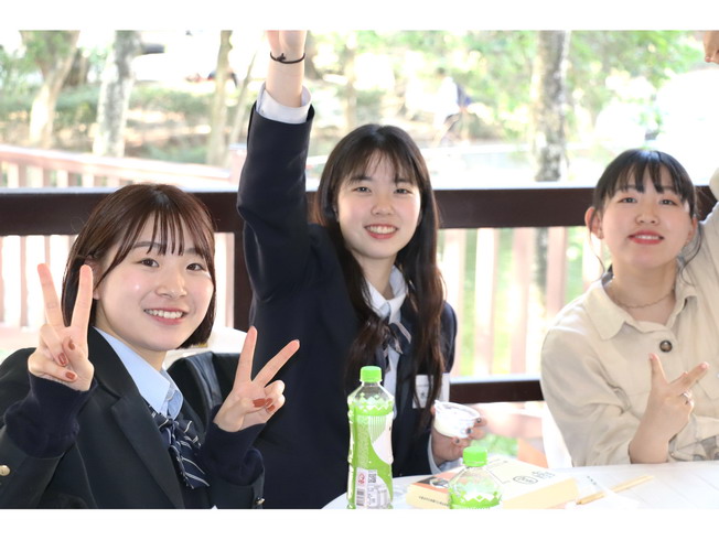 日本學生於沁心池畔用餐