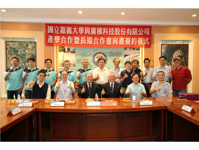 A group photo of NCYU President Chyung Ay (third from right) and first-level supervisors, and iBase Technology Inc. Chairman Lin Chiu-Hsu (third from left), Vice Chairman Chen You-Nan (second from left) and other personnel from the company.