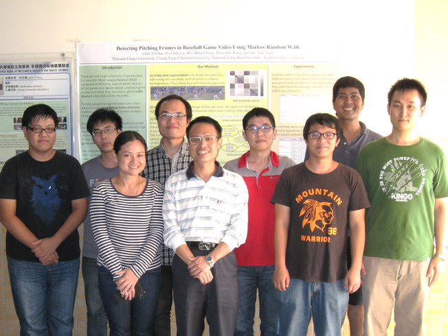 嘉大資訊工程學系邱志義教授(中)、博士班學生翁芯雨(左2)及研究團隊合影