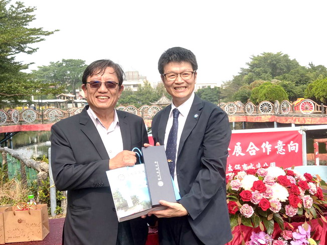 林翰謙院長(右)致贈加大百年紀念品給張志毓董事長(左)