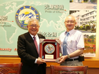 NCYU President Chyung Ay presented a souvenir to National Alumni Association President Huang Ying-Yuan.