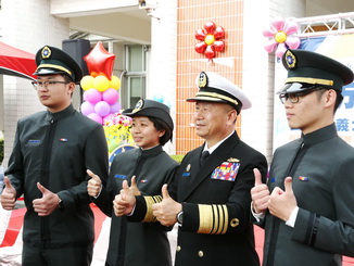A group photo of Admiral Pu Tze-chun, Military Strategy Advisor to the President, and three ROTC students at NCYU. 