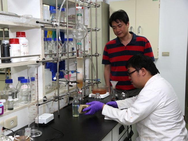 Assistant Prof. Yan-Duo Lin (behind) and Research Assistant Chung Hsin-Chen from the Department of Applied Chemistry conducted purification of hole transporting layer materials.