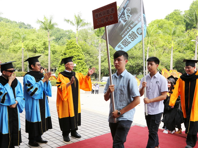 嘉大艾群校長(左3)及校內主管在會場前歡迎畢業生進場