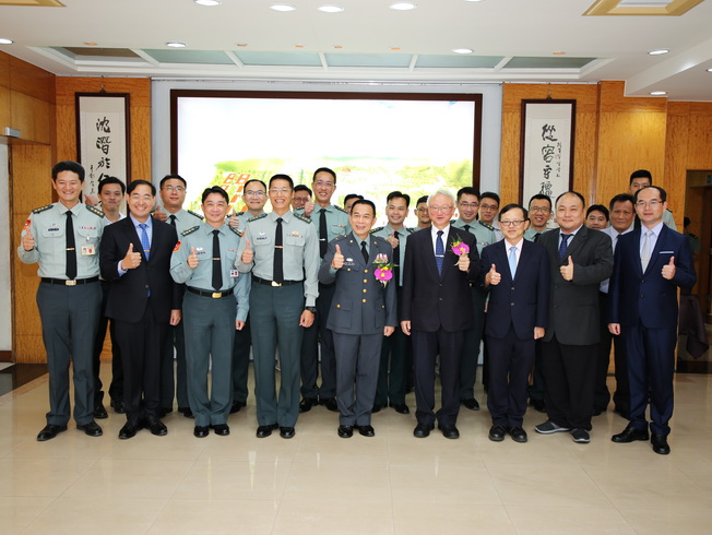 A group photo of NCYU President Chyung Ay (fourth from right), Major General Chen Chan-Yih (fifth from left), Superintendent of ROCMA, and other attendees at the signing ceremony