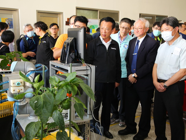  President Chyung Ay introduced Magistrate Weng Chang-Liang to the Sweet Pepper Plant Protection Robot.