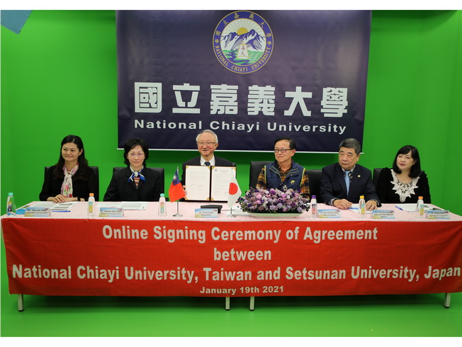 A group photo of President Chyung Ay (third from left), who led supervisors of NCYU, and representatives from Setsuan University, Japan, during the online signing ceremony at the professional studio.