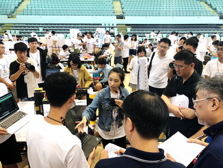 Explanations at the final contest: Chen Yu-Yi, a student of National Chiayi University, explained the concepts and reasons for creating the device. 
