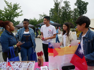 The students from the NCYU Department of Foreign Languages explained to the local people of Maryland how the divination block game proceeded.