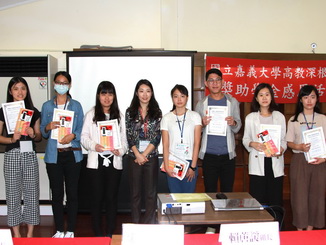  A group photo of CEO Song Mei-Fen (fourth from left) and scholarship-winning students