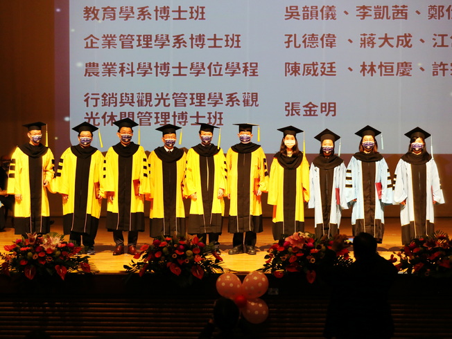 A group photo taken after NCYU President Han Chien Lin (5th from left) presented the certificates to the doctoral graduates.