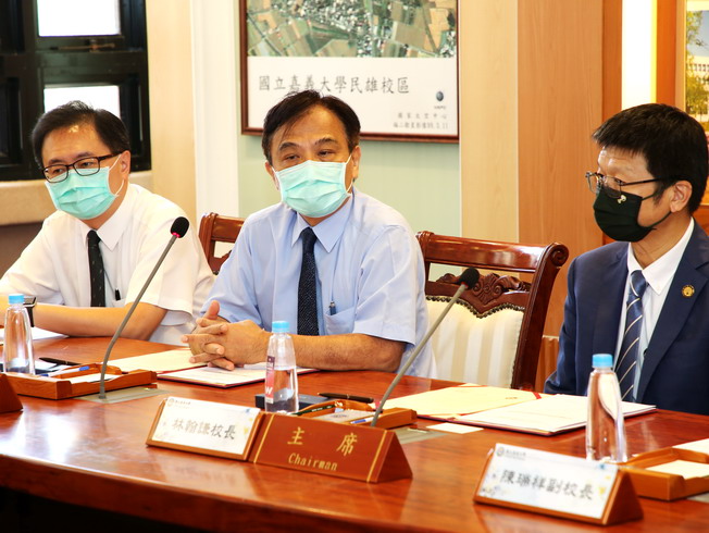 Dr. Jen-Tsung Yang (middle), Superintendent of Chiayi Chang Gung Memorial Hospital, expressed his hope for a medical school to be established in the Chiayi region. 