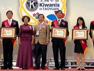 Kiwanis Taiwan President Hsu Chang-Ching presented a certificate of selection. 