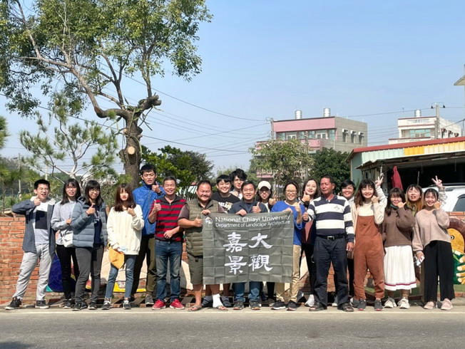  A group photo of the teachers and students of the Department of Landscape Architecture, NCYU, and residents of the Yuemei Community. 