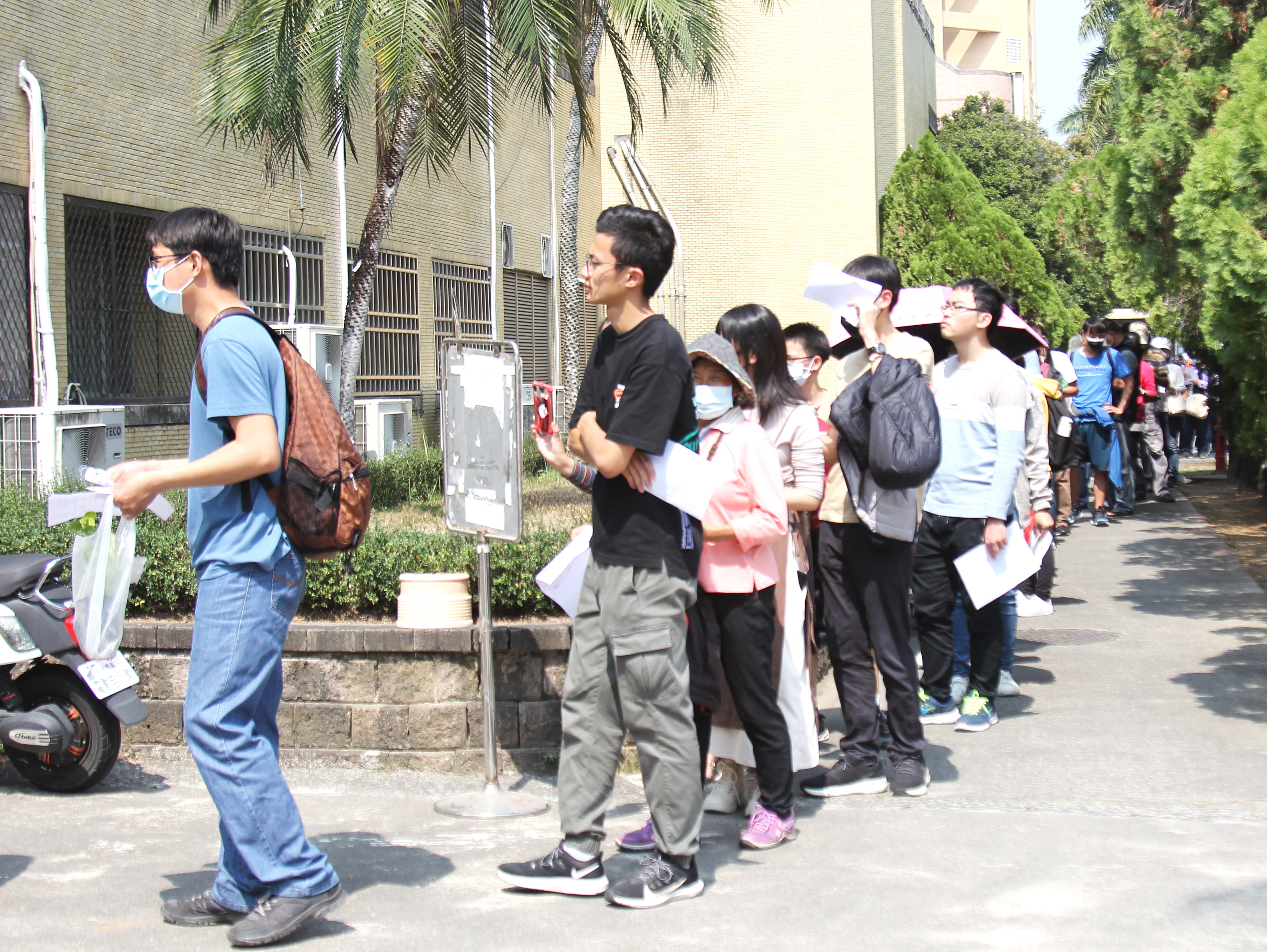 At the Forest Week this year, a long line of people lined up for the the seedlings exchange event inside and outside the campus.