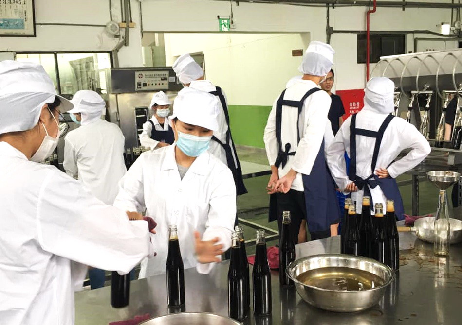 The NCYU Food Processing Pilot Plant allows students to have a more comprehensive understanding of the food industry from production to sales. 