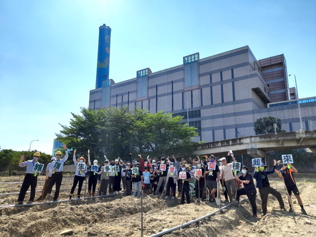 In the cause of biodiversity conservation, the Chiayi County Environmental Protection Bureau and Onyx Ta-Ho Environmental Services Co. Ltd. provided the Eco-Friendly Farm of the Lutsao Refuse Incineration Plant free of charge for the NCYU teachers and students to restore Dendranthema arisanense. 