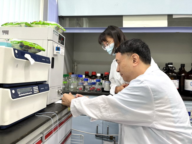 陳政男教授進行植物萃取物品質管控及檢驗分析。（照片由原單位提供)
