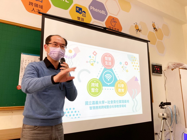 嘉大電子物理學系蘇炯武教授說明合作項目。（照片由蘇教授提供)