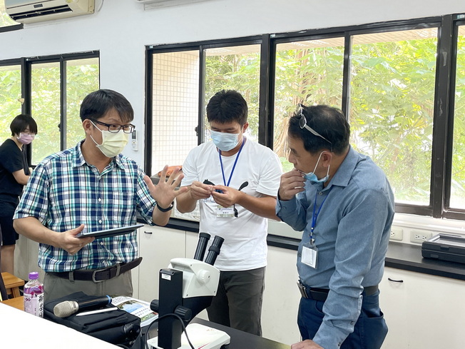學員第一次進入實驗室，積極的向林明瑩主任請教問題。（照片由主辦單位提供)