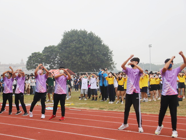 體育與健康休閒學系師生開場帶動跳。