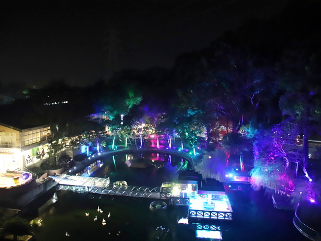 慶祝103週年校慶嘉大沁心池畔即日起至27日將有「沉浸式光影-仙鏡」展演。