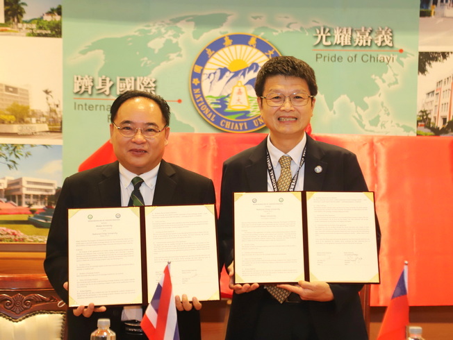 嘉大林翰謙校長與泰國湄州大學校長Dr. Weerapon Thongma(左)續簽MOU。