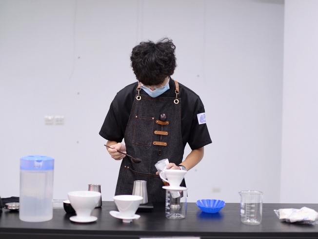 嘉大咖研社社員積極參與各項咖啡競賽，圖中為石書育社員。（照片由課外活動組提供)