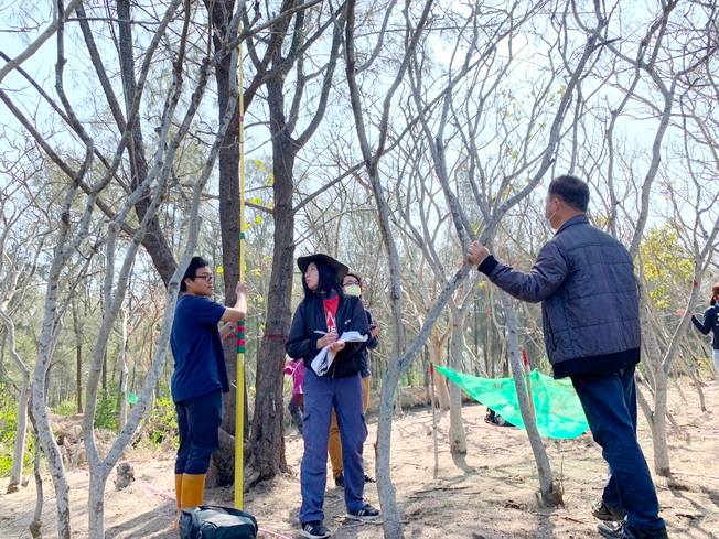 嘉大森林暨自然資源學系何坤益教授(右1)帶領學生至好美里海岸進行防風林植栽調查量測並紀錄。