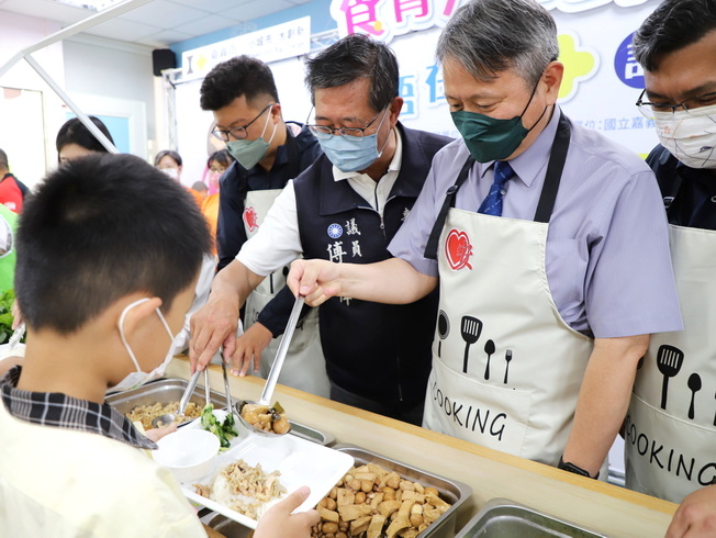 嘉大陳瑞祥副校長為興安國小學童學上菜。