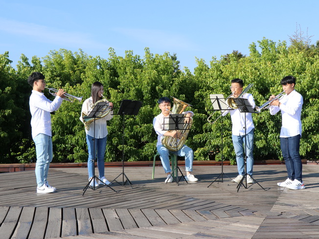 今天(29日)一早嘉大音樂學系學生於小笠原觀景台演出銅管五重奏（照片由林瑞進老師提供）