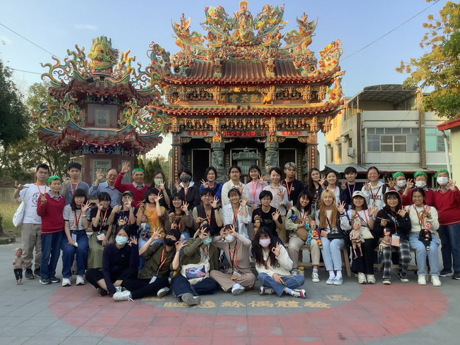 嘉大學生走訪嘉義縣朴子配天宮了解在地廟宇文化。