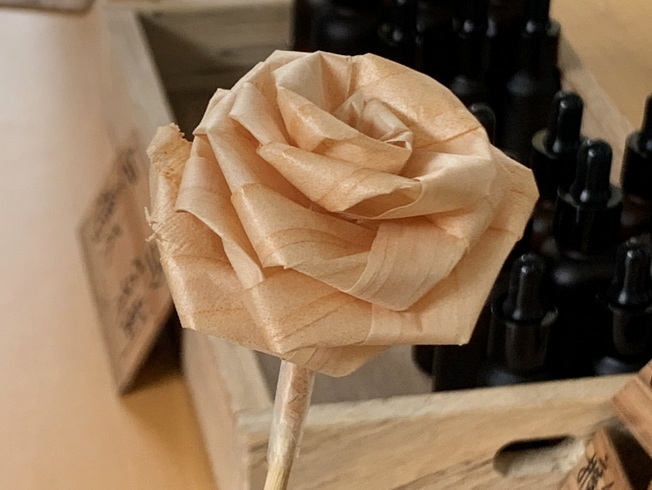 配合母親節，主辦單位推出木玫瑰花DIY 。(照片由主辦單位提供)
