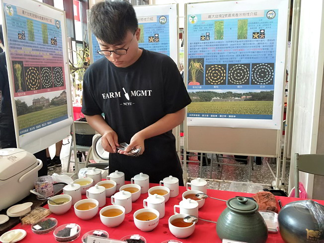  Cai Zhe-Ting, a junior student of the Professional Bachelor Program of Farm Management, demonstrated the art of tea brewing.