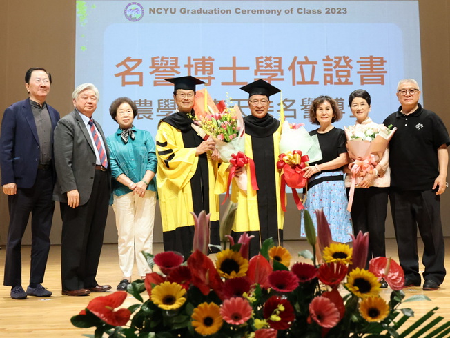 NCYU Distinguished Alumni Association President Luo Qing-Yuan (1st from right), Joint Alumni Association President Lin Guo-Cun (2nd from left), and Honorary President Zhang Yong-Lin (1st from left) returned to their alma mater to congratulate President Lee Tien-chi on receiving an honorary doctorate. 
