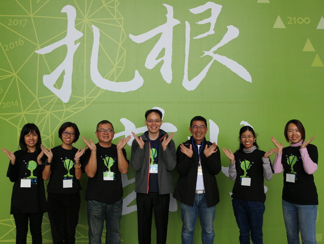 Zhang Hui-Cheng, founder of Sharestart (middle), and Lin Wen Huang, founder and Chairperson of The Hugo Foundation of Culture and Education (right) had a group photo with teachers from home and abroad.