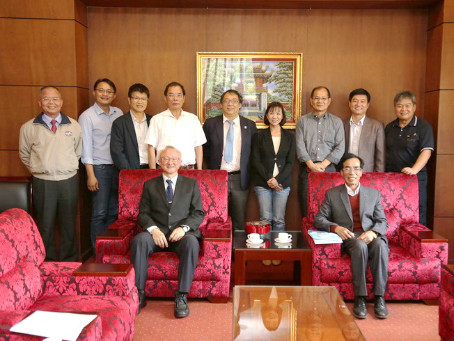 嘉大參訪團與大叻大學副校長Dr. Nguyen Van Ket (右)等教師合影